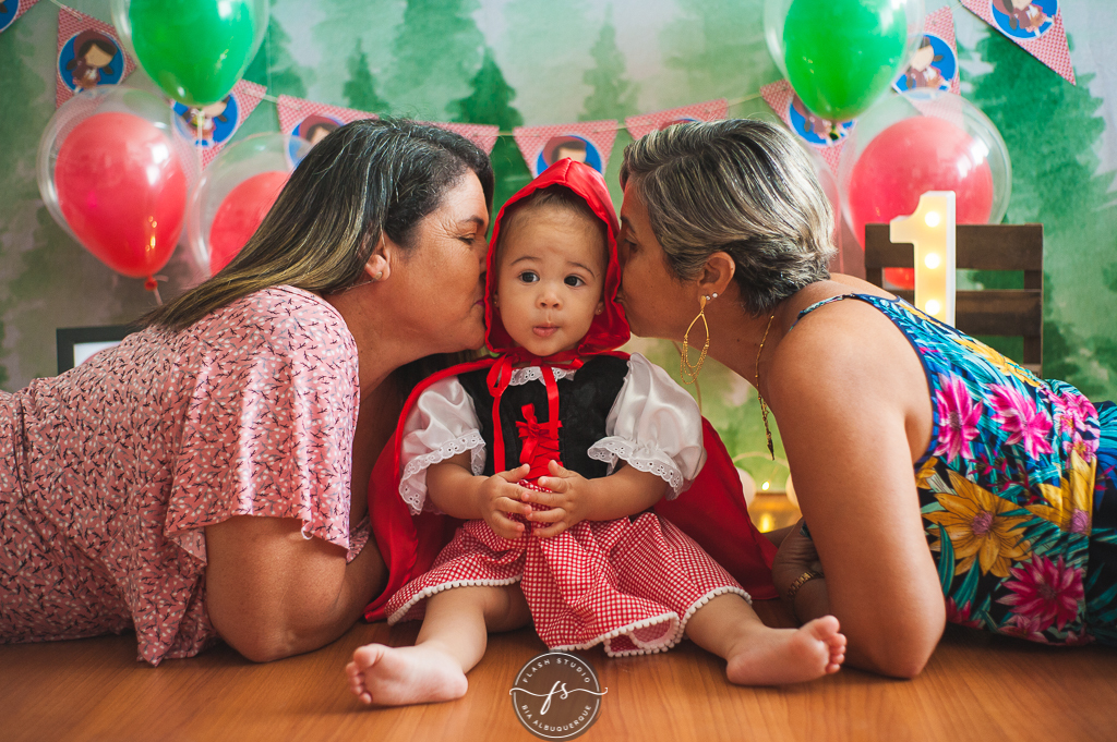 avós beijando neta de chapeuzinho vermelho em  smash the cake da chapeuzinho vermelho em estudio, em bangu no rio de janeiro