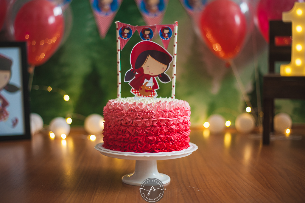 bolo de  smash the cake da chapeuzinho vermelho em estudio, em bangu no rio de janeiro