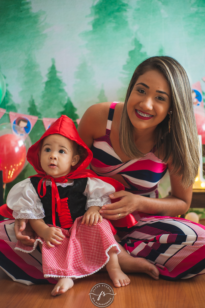 filha e mae de chapeuzinho vermelho em  smash the cake da chapeuzinho vermelho em estudio, em bangu no rio de janeiro