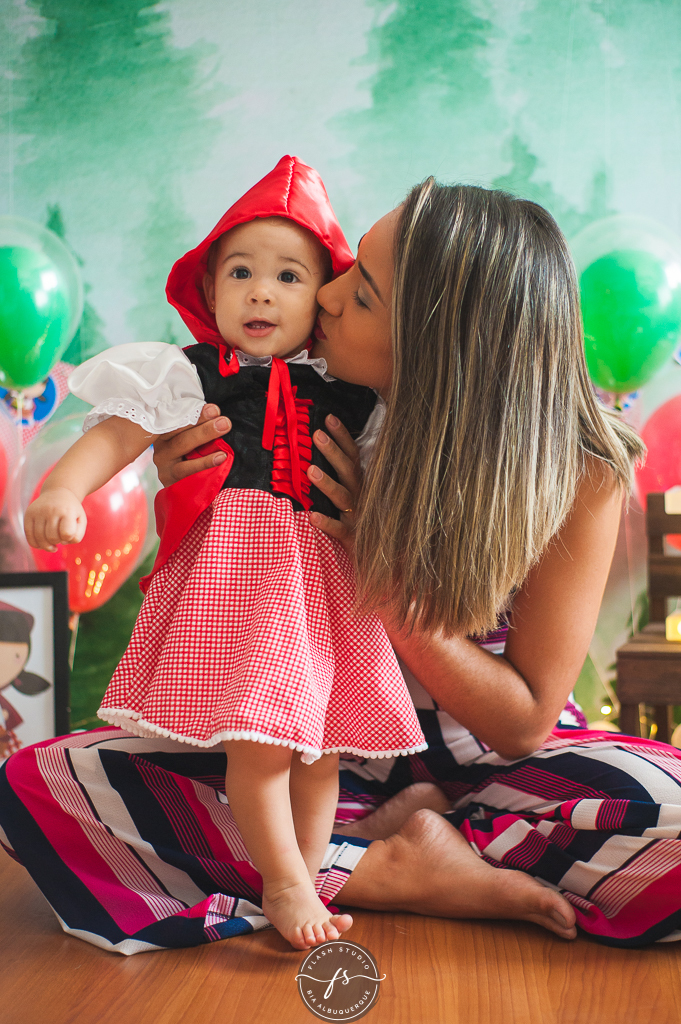 mamae beijando chapeuzinho vermelho em  smash the cake da chapeuzinho vermelho em estudio, em bangu no rio de janeiro