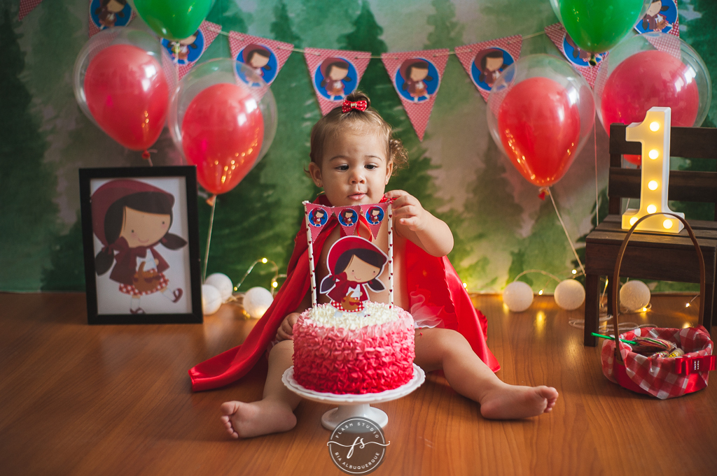 bebe com bolo em  smash the cake da chapeuzinho vermelho em estudio, em bangu no rio de janeiro