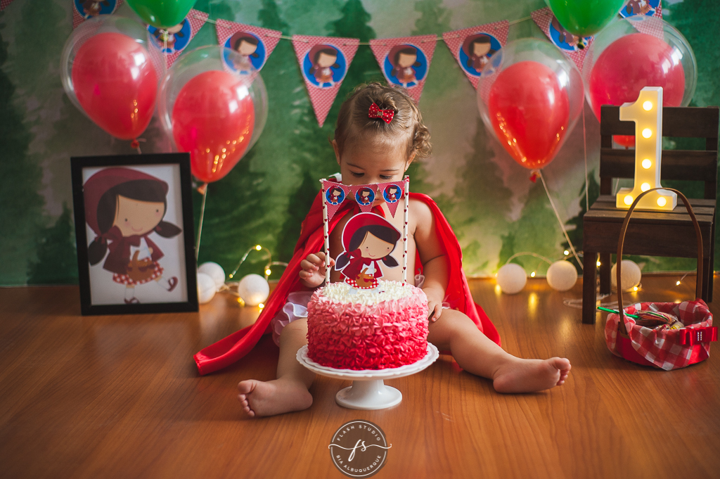 baby com bolo  em  smash the cake da chapeuzinho vermelho em estudio, em bangu no rio de janeiro