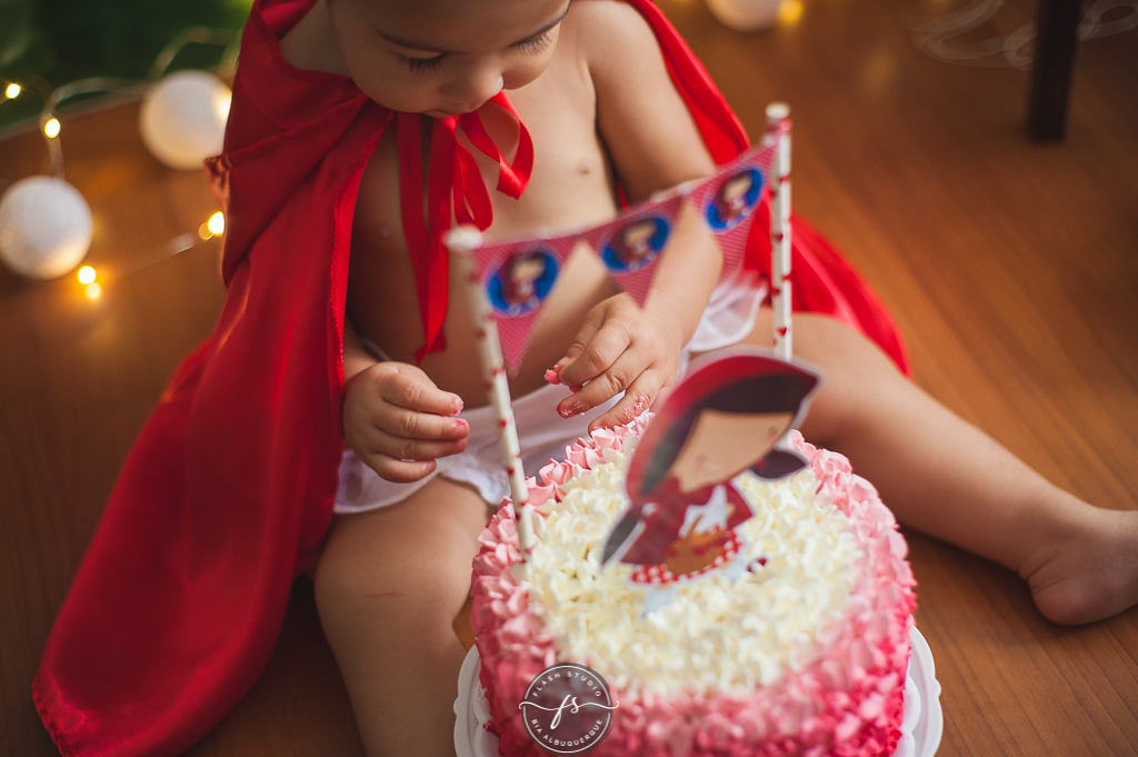 bebe e detalhes do bolo  em  smash the cake da chapeuzinho vermelho em estudio, em bangu no rio de janeiro