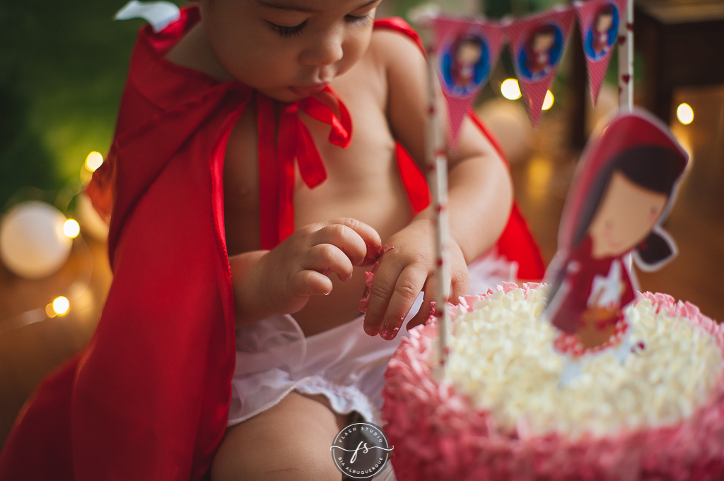foto pegando no bolo  em  smash the cake da chapeuzinho vermelho em estudio, em bangu no rio de janeiro