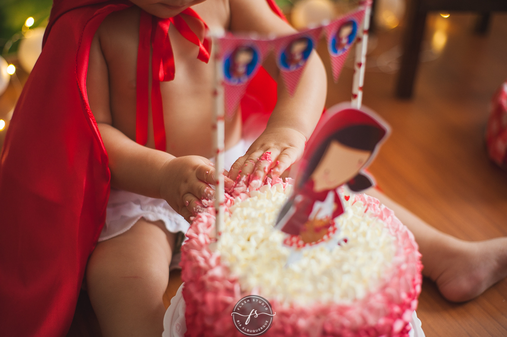 esmagando o bolo em  smash the cake da chapeuzinho vermelho em estudio, em bangu no rio de janeiro