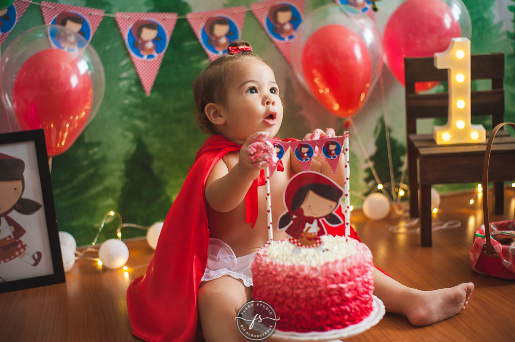 bebezinha com bolo  em  smash the cake da chapeuzinho vermelho em estudio, em bangu no rio de janeiro