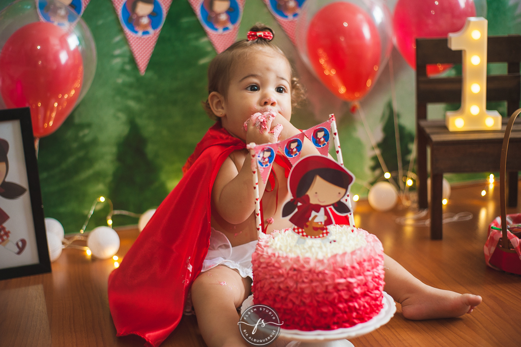 nenem com bolo  em  smash the cake da chapeuzinho vermelho em estudio, em bangu no rio de janeiro