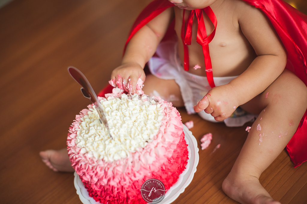mais detalhres do bolo  em  smash the cake da chapeuzinho vermelho em estudio, em bangu no rio de janeiro
