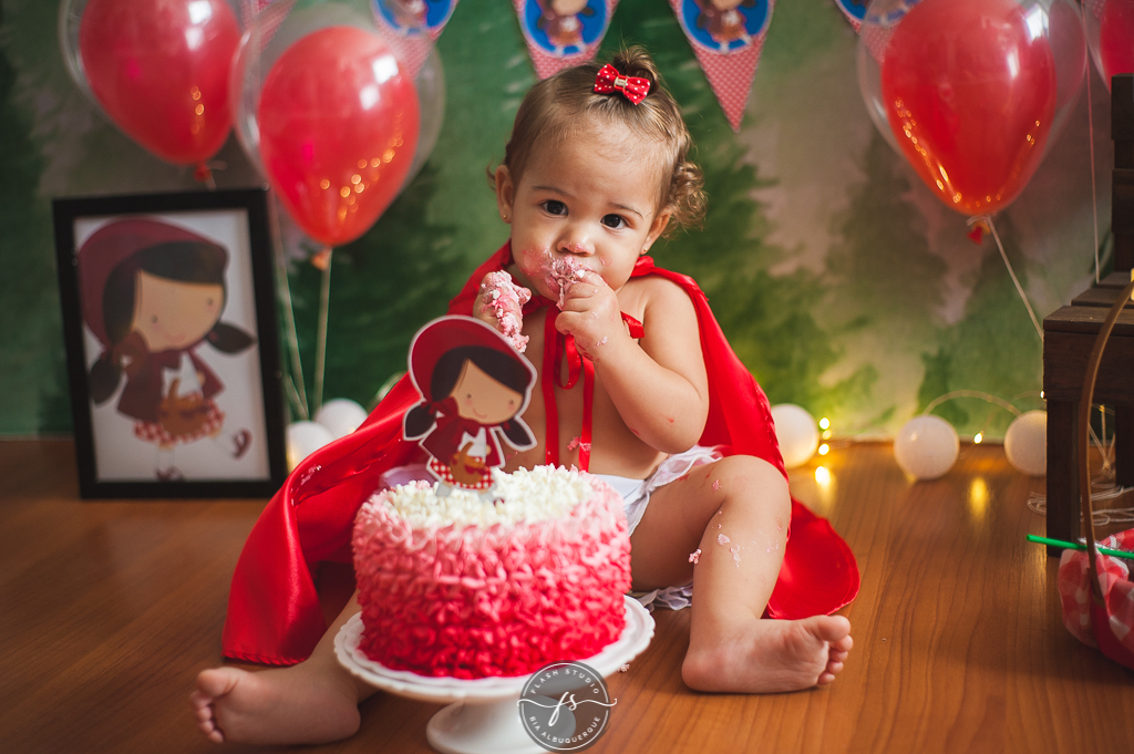 bebezinha comendo bolo em  smash the cake da chapeuzinho vermelho em estudio, em bangu no rio de janeiro
