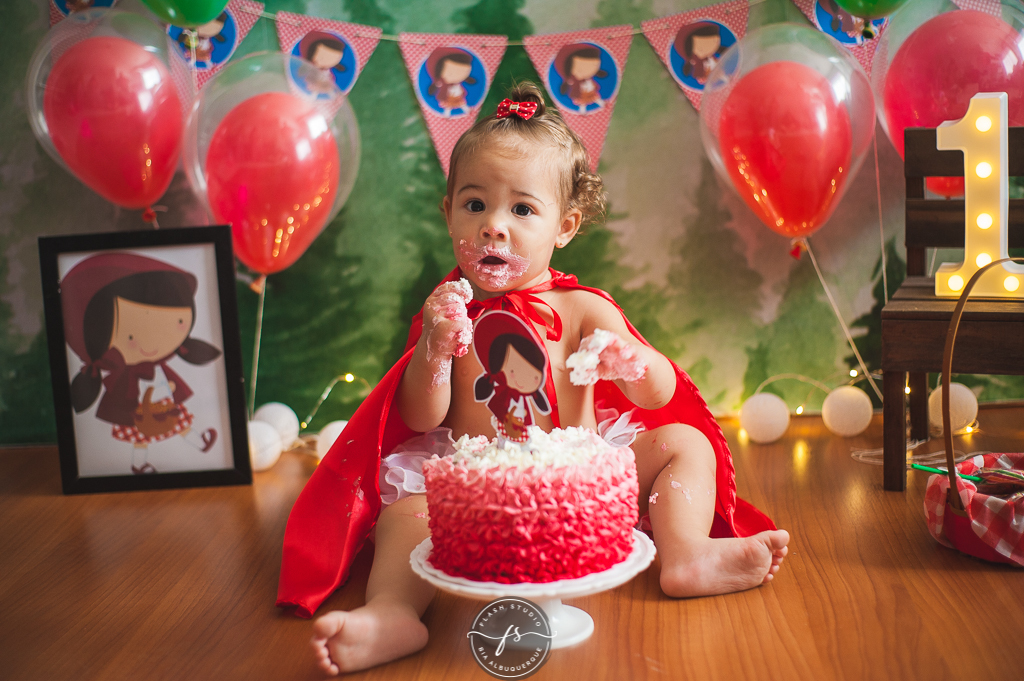 linda  em  smash the cake da chapeuzinho vermelho em estudio, em bangu no rio de janeiro