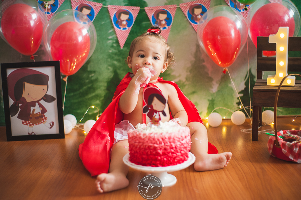 bebe linda  em  smash the cake da chapeuzinho vermelho em estudio, em bangu no rio de janeiro