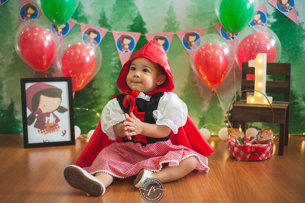 nenem em  smash the cake da chapeuzinho vermelho em estudio, em bangu no rio de janeiro
