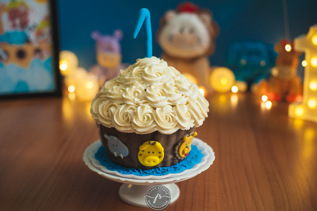 bolo de smash the cake da arca de noé em estudio no rio de janeiro em bangu