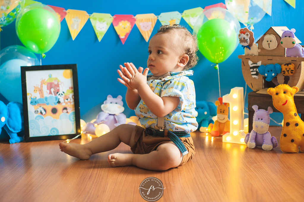 bebe batendo palma em smash the cake da arca de noé em estudio no rio de janeiro em bangu