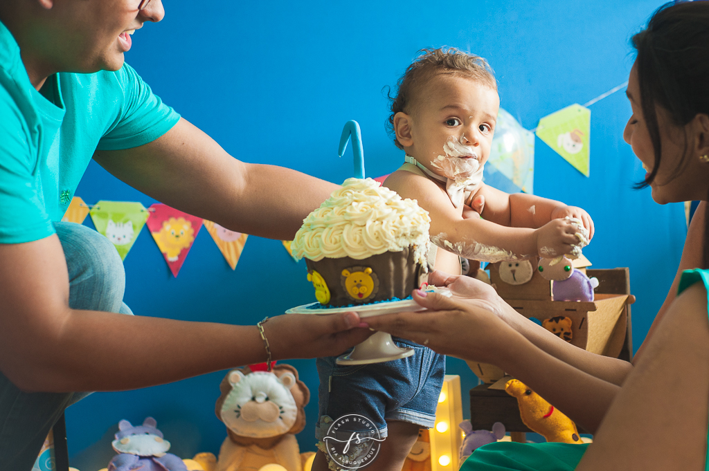 pais com o bolo em smash the cake da arca de noé em estudio no rio de janeiro em bangu