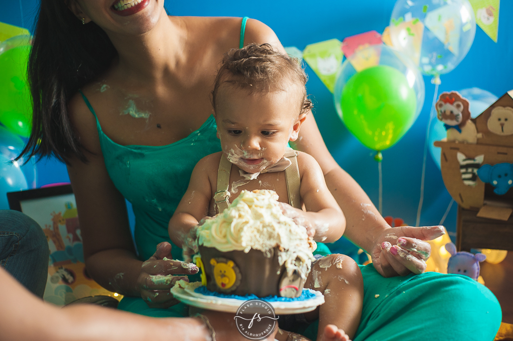 esmagando o bolo em smash the cake da arca de noé em estudio no rio de janeiro em bangu