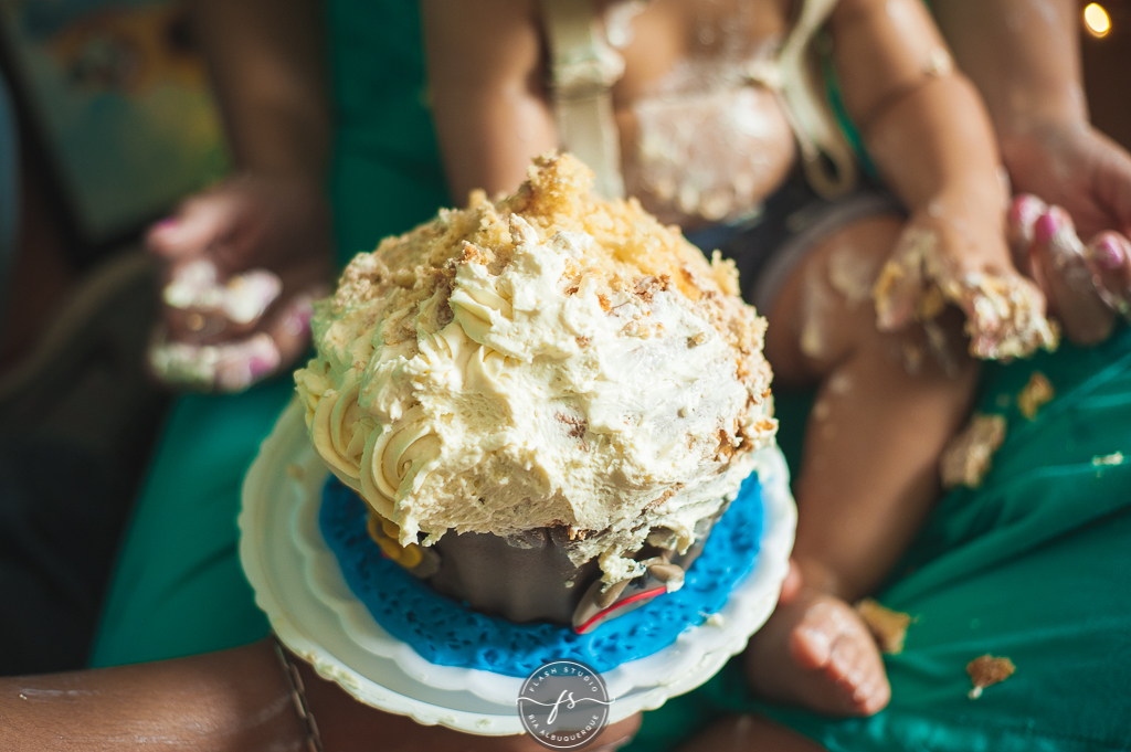 bolo todo amaçado em smash the cake da arca de noé em estudio no rio de janeiro em bangu