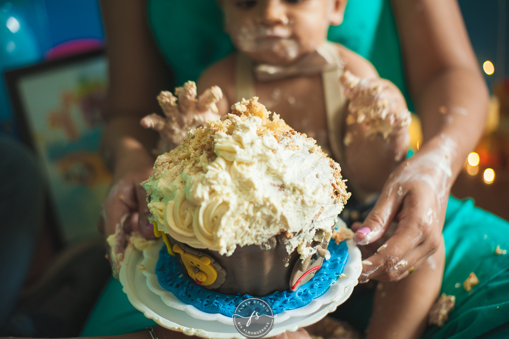 bolo esmagado em smash the cake da arca de noé em estudio no rio de janeiro em bangu