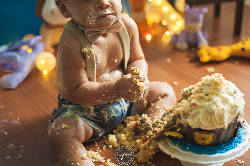 athur todo sujo em smash the cake da arca de noé em estudio no rio de janeiro em bangu
