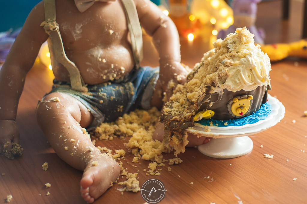 bolo destruido em smash the cake da arca de noé em estudio no rio de janeiro em bangu