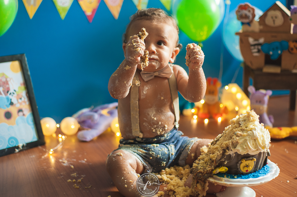 bebe esmaga bolo em smash the cake da arca de noé em estudio no rio de janeiro em bangu
