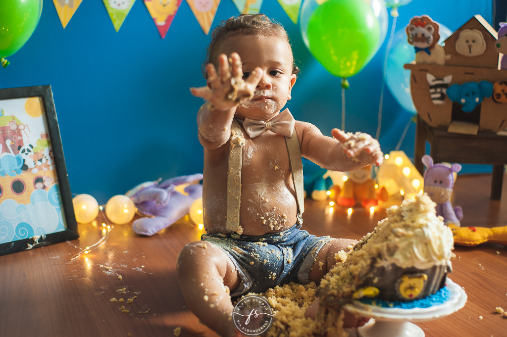 baby esmaga bolo em smash the cake da arca de noé em estudio no rio de janeiro em bangu