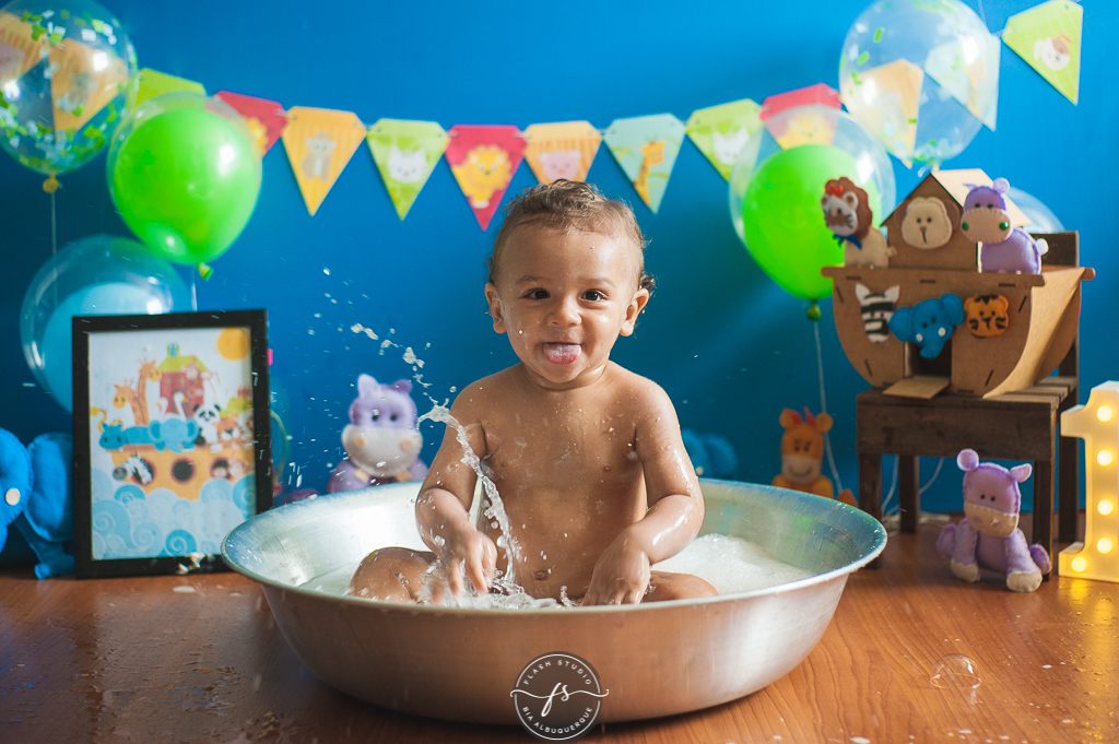 bebe rindo em hora do banho em smash the cake da arca de noé em estudio no rio de janeiro em bangu