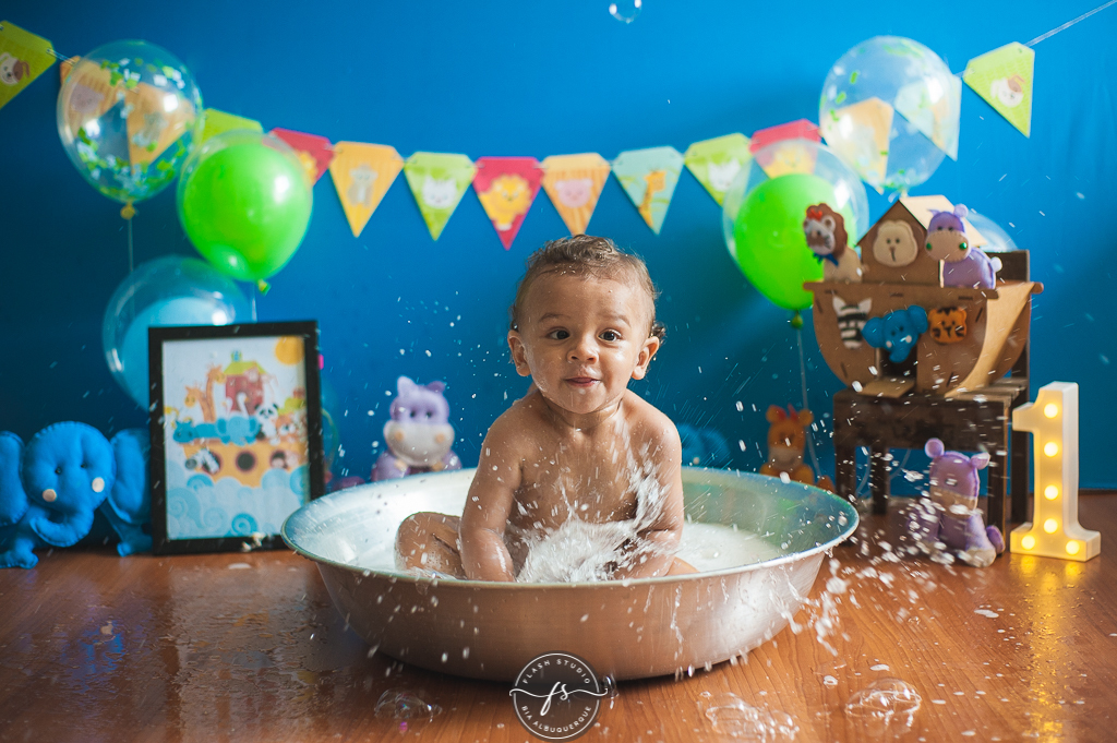 bebezinho rindo em hora do banho em smash the cake da arca de noé em estudio no rio de janeiro em bangu