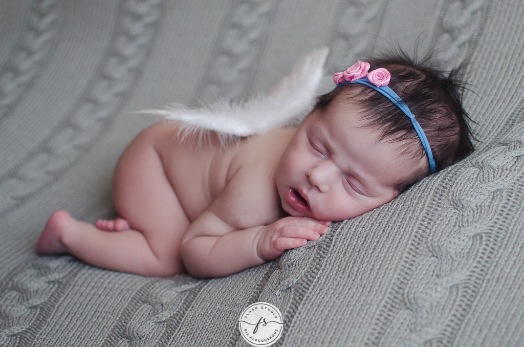 bebe com asas de anjo em ensaio newborn em estudio no rio de janeiro, em bangu