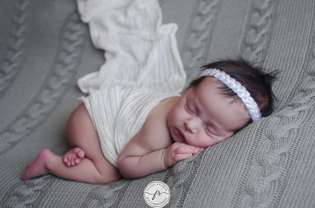 bebe de branco em ensaio newborn em estudio no rio de janeiro, em bangu
