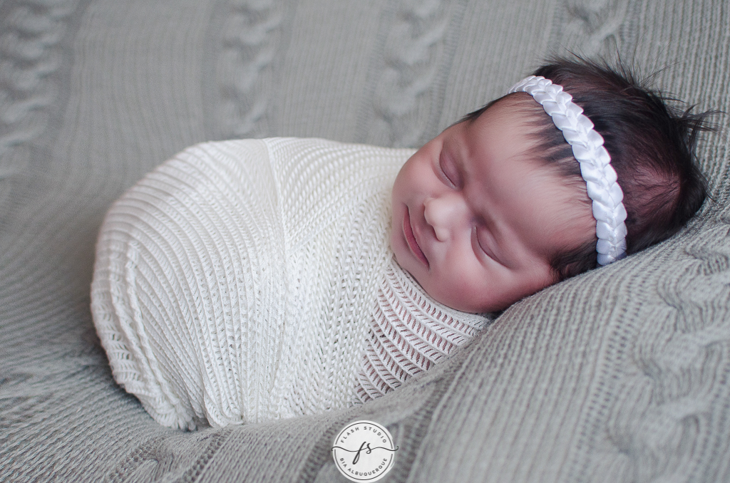 bebe pacotinho, enroladinho em ensaio newborn em estudio no rio de janeiro, em bangu