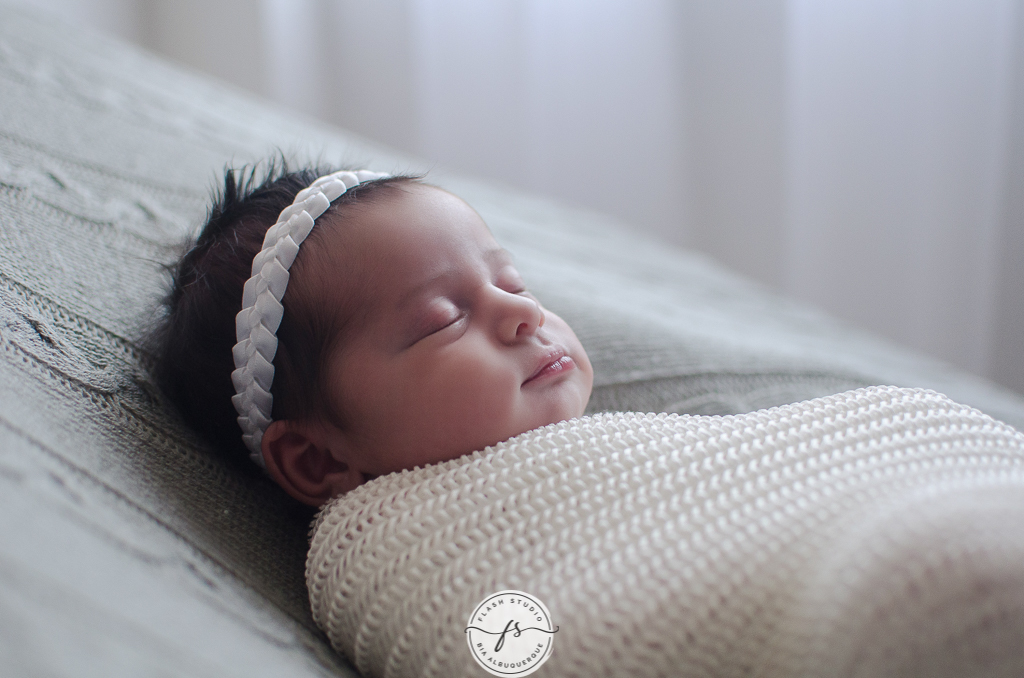 bebe enroladinha em ensaio newborn em estudio no rio de janeiro, em bangu