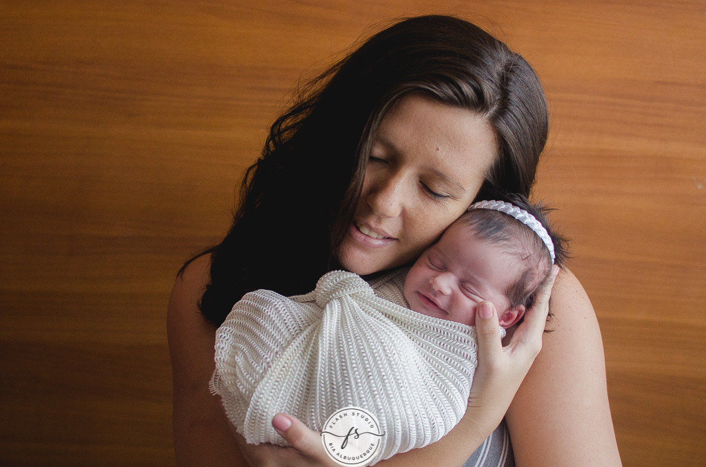 foto de mae e bebe em ensaio newborn em estudio no rio de janeiro, em bangu