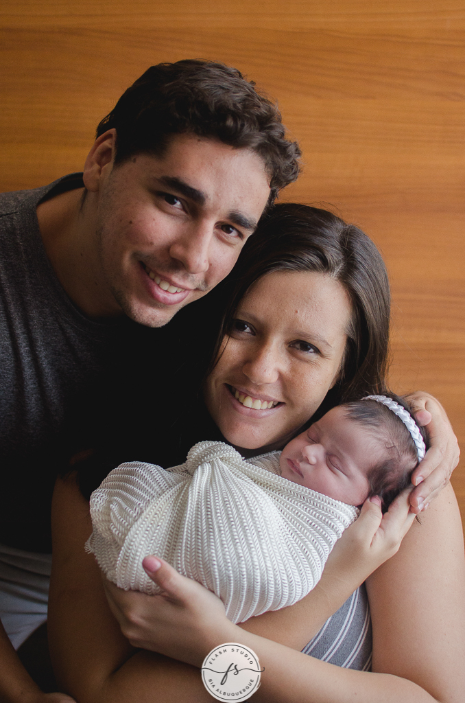 familia em ensaio newborn em estudio no rio de janeiro, em bangu