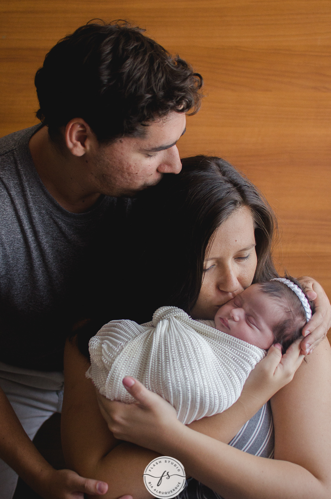 familia se beijando em ensaio newborn em estudio no rio de janeiro, em bangu