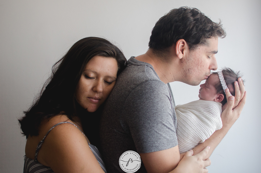 foto de familia em ensaio newborn em estudio no rio de janeiro, em bangu