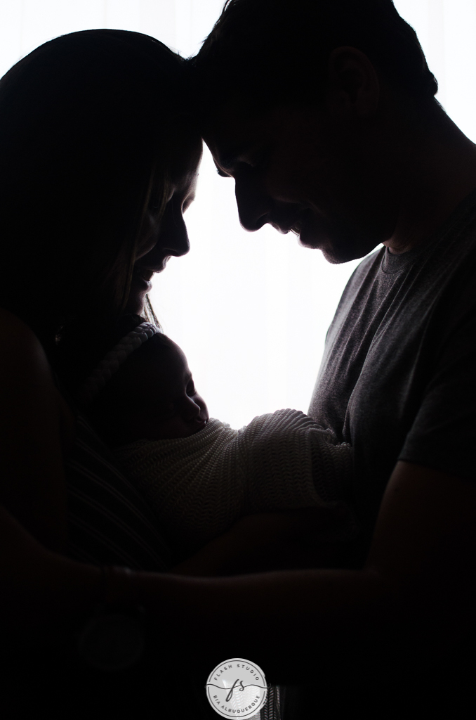 foto de familia linda em ensaio newborn em estudio no rio de janeiro, em bangu