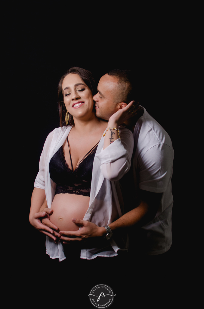 casal em ensaio de gestante em estudio, em bangu no rio de janeiro 