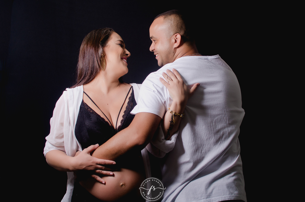 foto de casal em ensaio de gestante em estudio, em bangu no rio de janeiro 