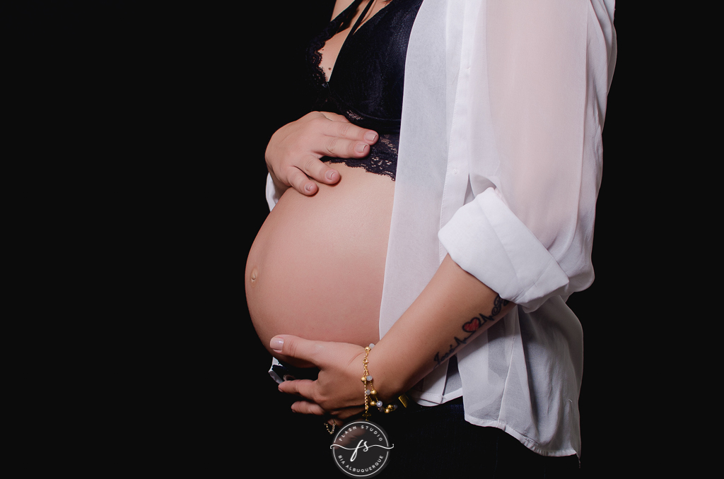 gestante em ensaio de gestante em estudio, em bangu no rio de janeiro 