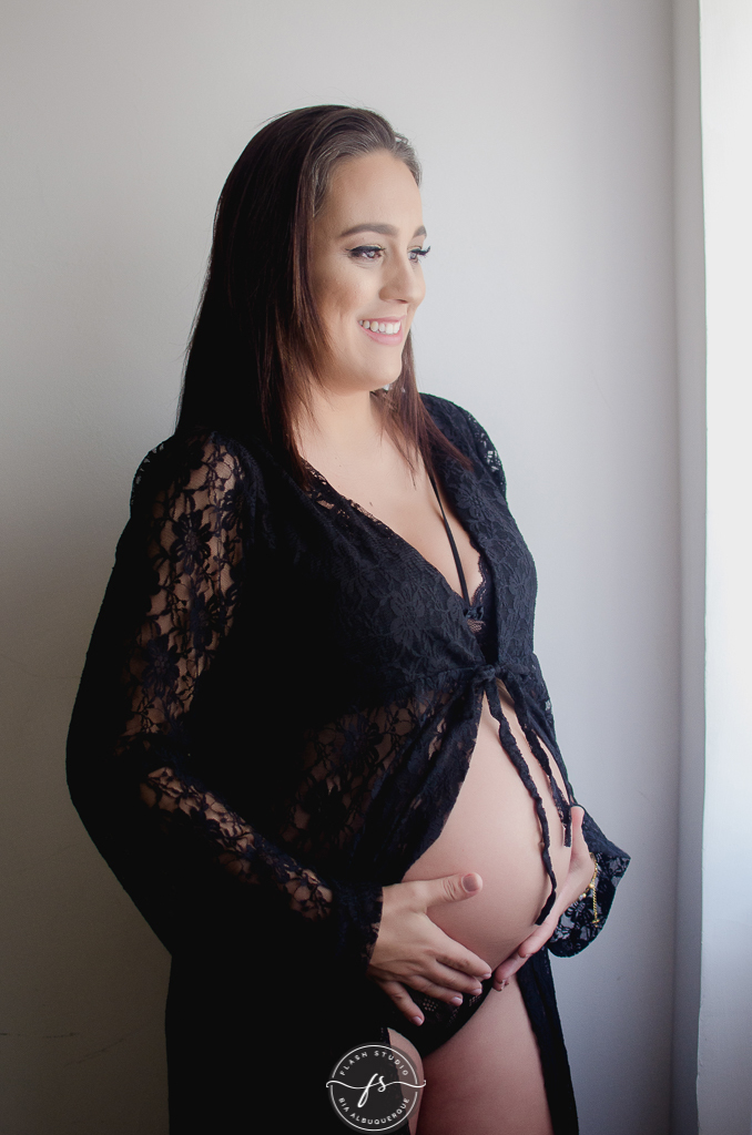 foto de gestante em ensaio de gestante em estudio, em bangu no rio de janeiro 