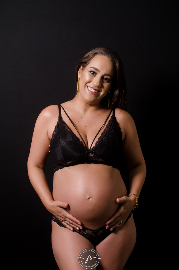 fotografia de gestante em ensaio de gestante em estudio, em bangu no rio de janeiro 