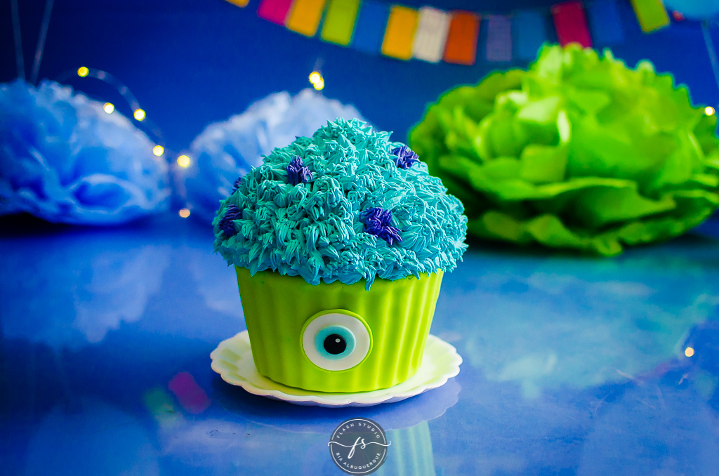 bolo de smash the cake do monstros S.A em estudio no rio de janeiro em bangu