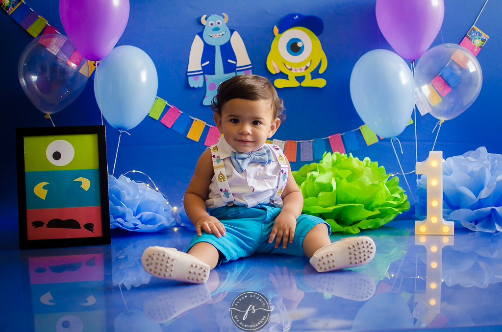 bebe em smash the cake do monstros S.A em estudio no rio de janeiro em bangu