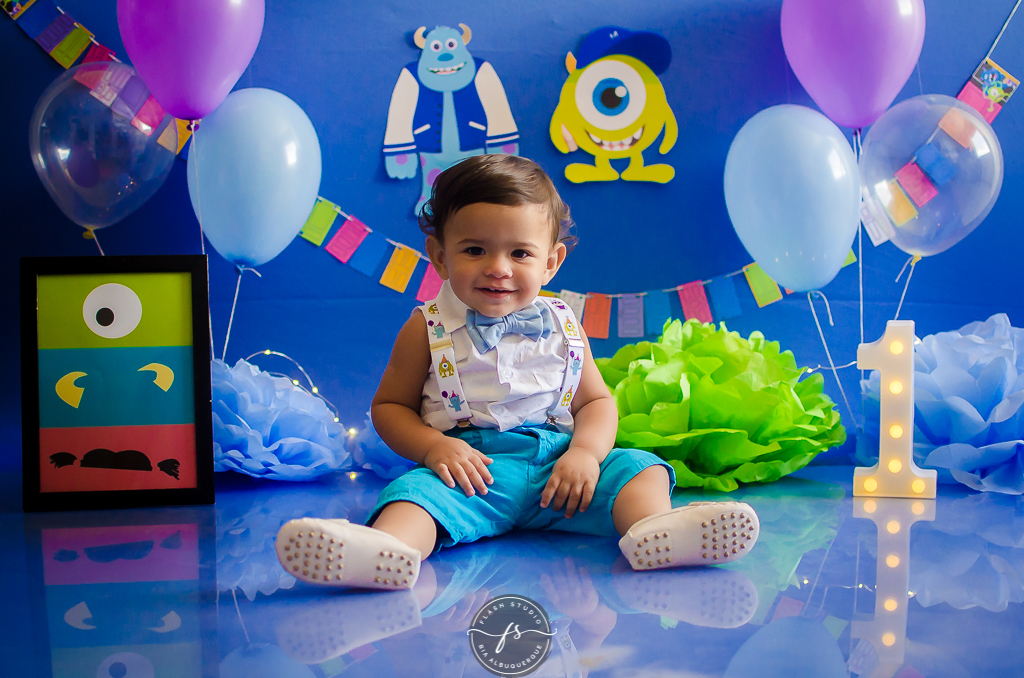 baby em smash the cake do monstros S.A em estudio no rio de janeiro em bangu