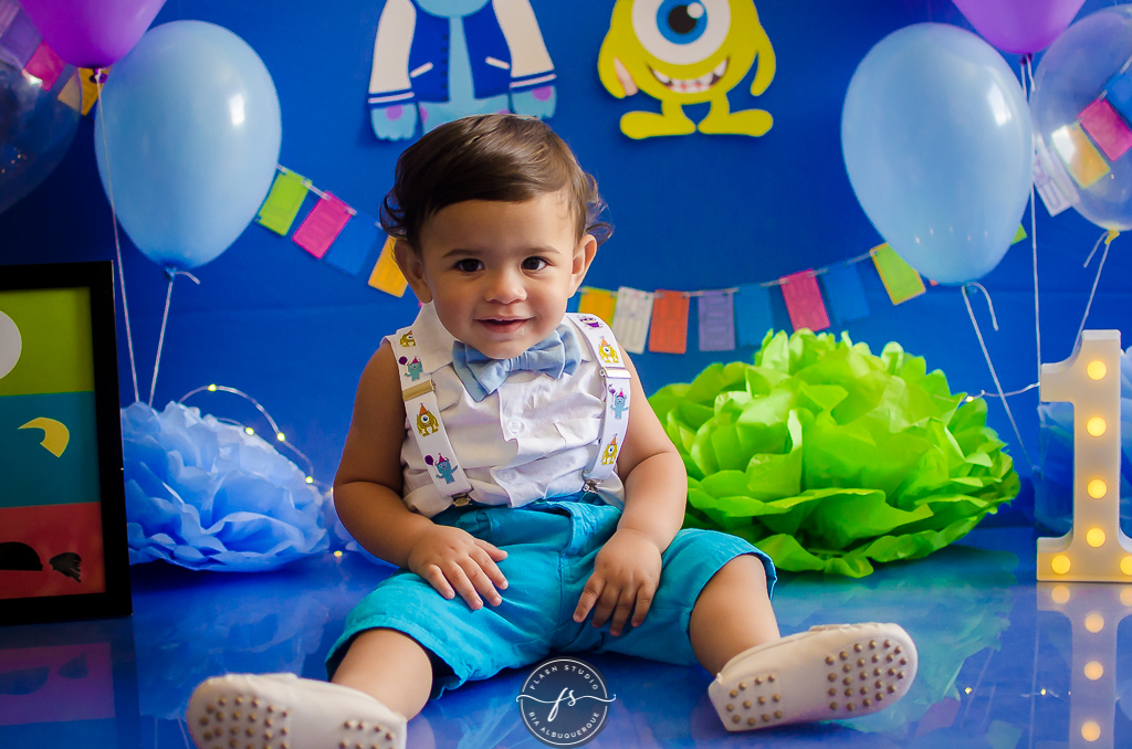 bebezinho em smash the cake do monstros S.A em estudio no rio de janeiro em bangu