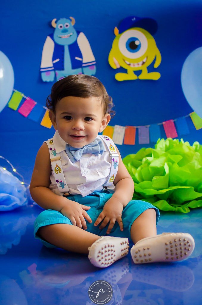 foto de smash the cake do monstros S.A em estudio no rio de janeiro em bangu