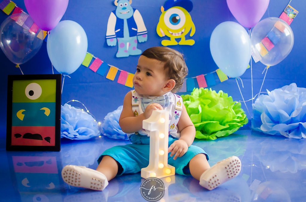 bebe em foto de smash the cake do monstros S.A em estudio no rio de janeiro em bangu