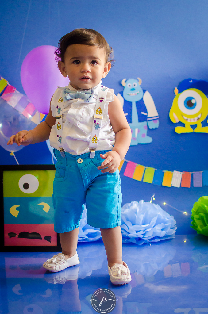 bebe em pe em smash the cake do monstros S.A em estudio no rio de janeiro em bangu