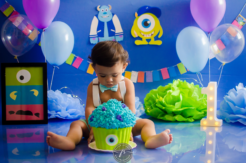 foto bebe com bolo em smash the cake do monstros S.A em estudio no rio de janeiro em bangu